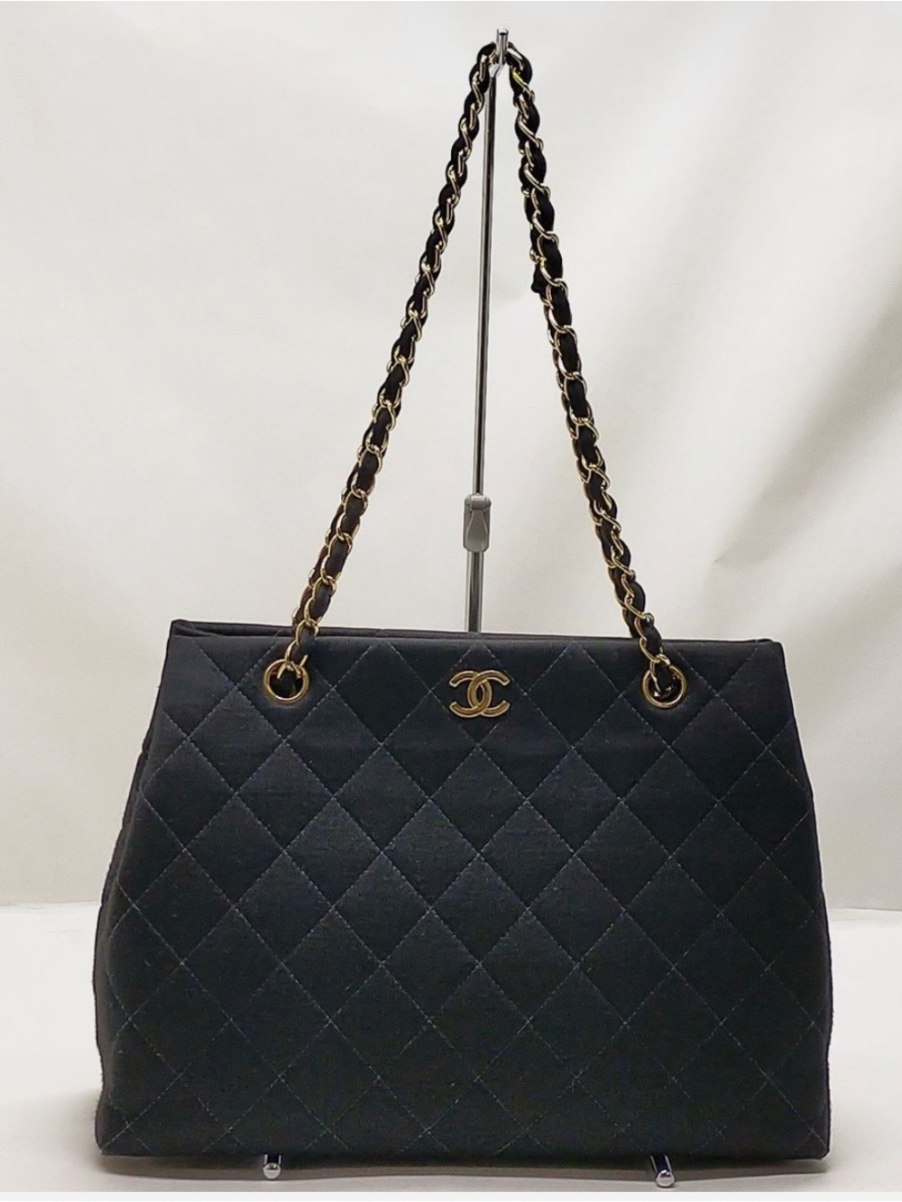CHANEL Black Quilted Shoulder Bag with Gold Chain